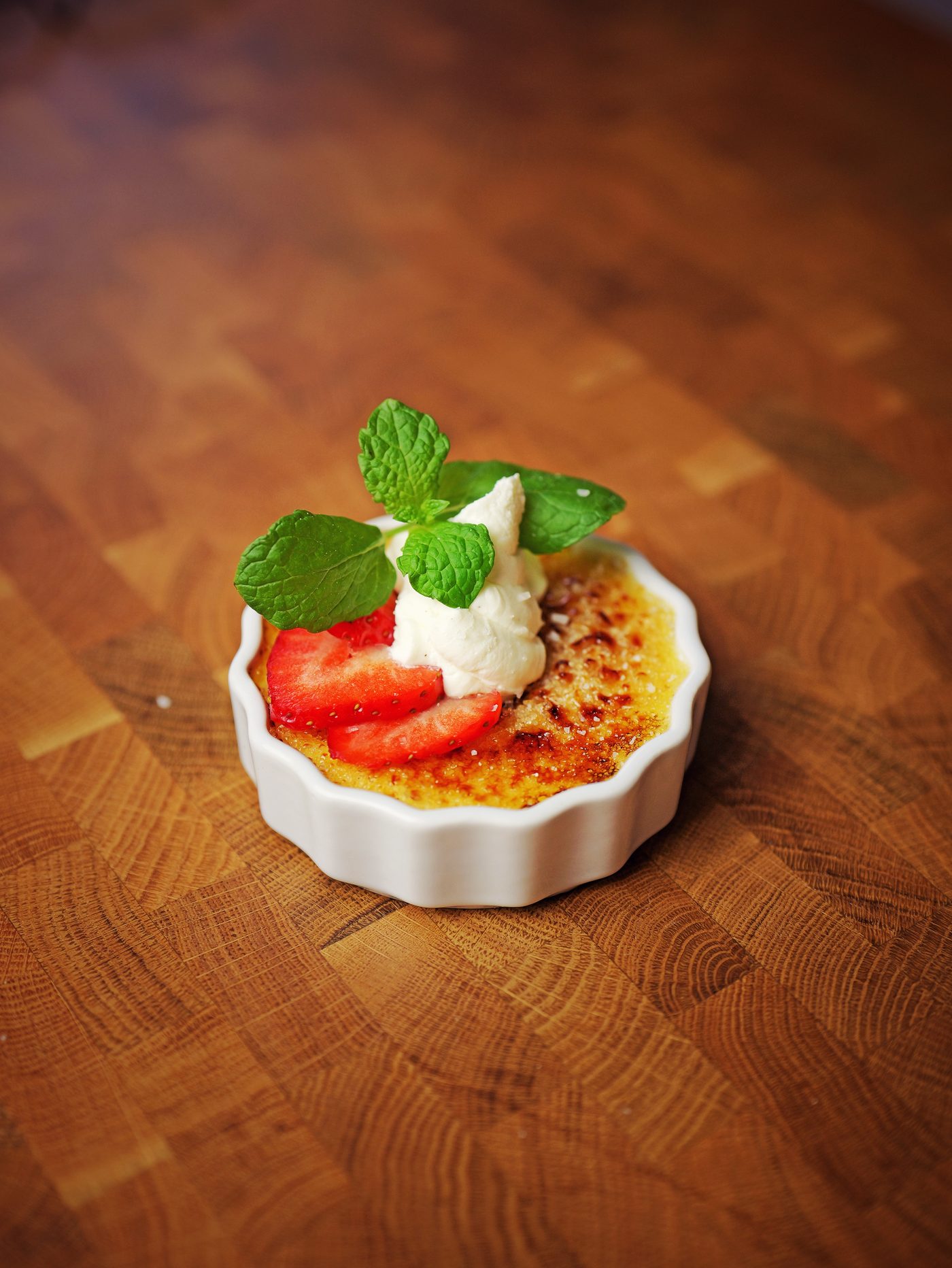 Creme brulee med jordgubbar och mynta