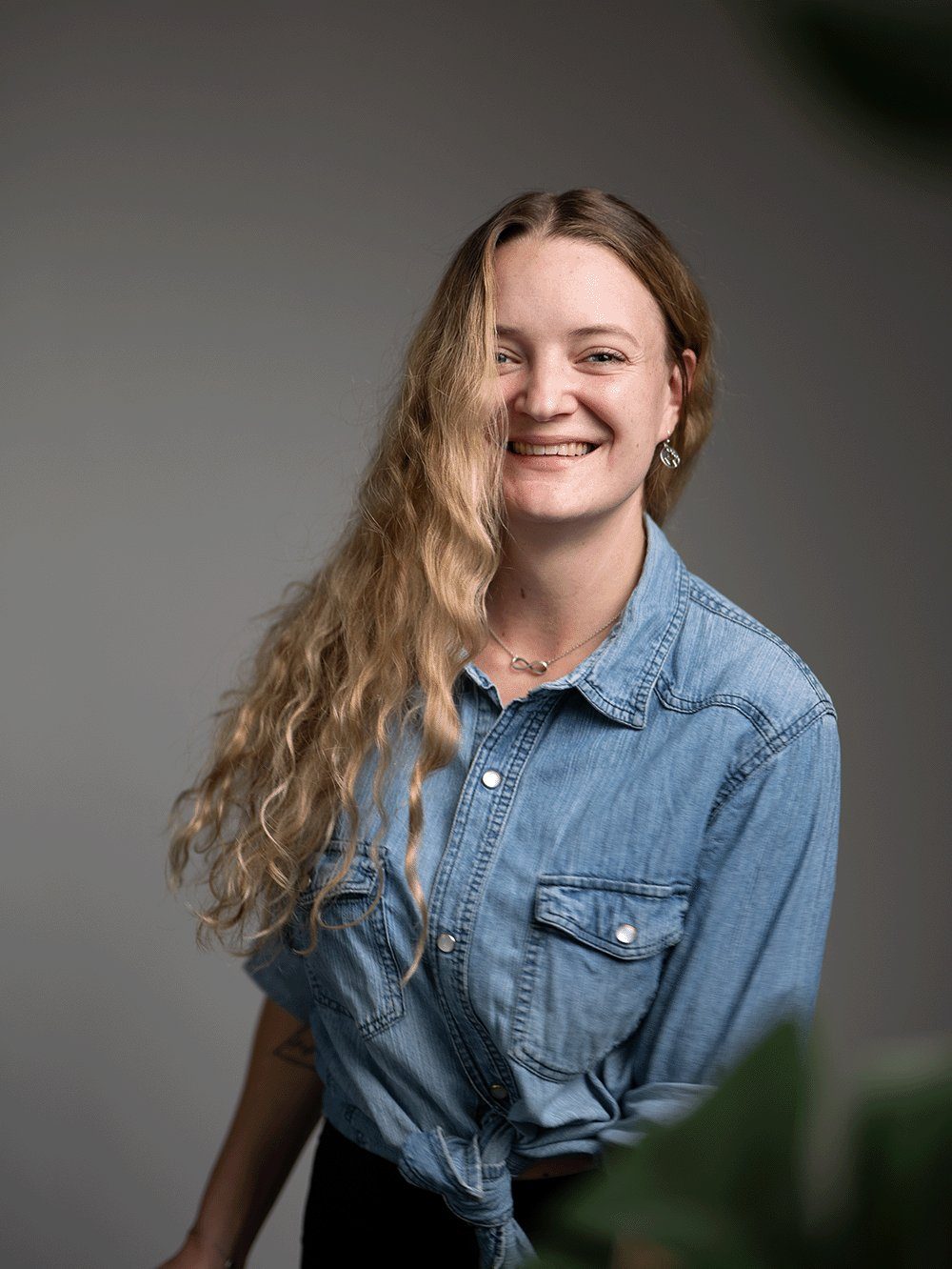 Leende porträtt i jeansskjorta